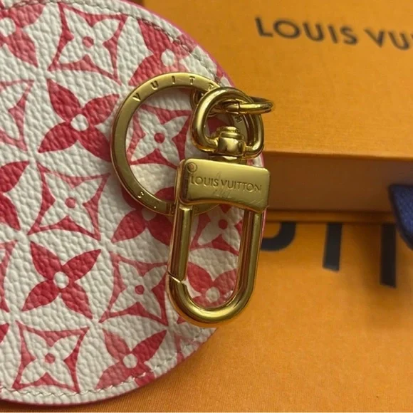 Louis Vuitton “By the Pool” 2023 Keychain - Picture 3 of 3